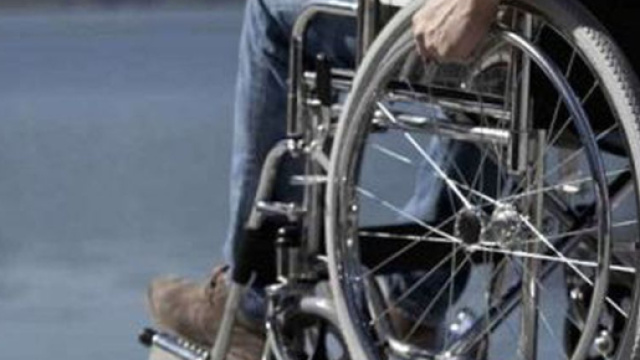 Va allo stadio in sedia a rotelle, poi si alza e va in tribuna