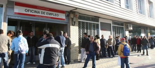 Decenas de desempleados hacen cola frente a la Oficina de Empleo de la Comunidad de Madrid