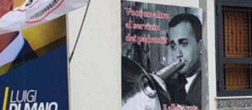 Luigi Di Maio come Renzi: atti vandalici all'esterno della sede del M5S