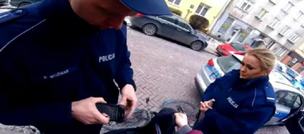 Brutalna interwencja polskiej policji (youtube.com). Brutalna interwencja polskiej policji (youtube.com).