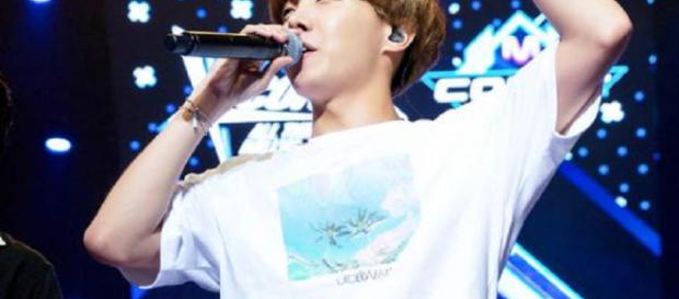 BTS ha estado haciendo olas en la escena musical internacional como una banda de pop coreana. BTS ha estado haciendo olas en la escena musical internacional como una banda de pop coreana.