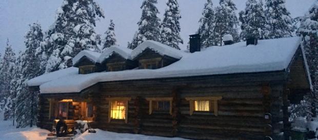 Lapponia Finlandia Cottage costruito con tronchi di alberi morti in piedi Lapponia Finlandia Cottage costruito con tronchi di alberi morti in piedi