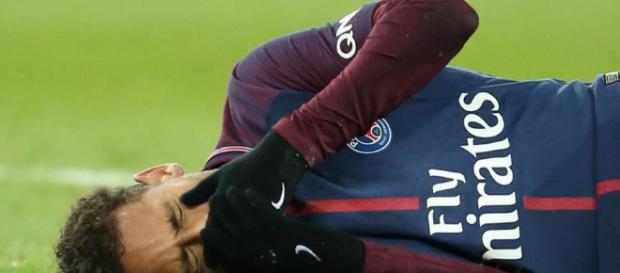 Neymar se someterá a cirugía en Brasil después de una lesión en el tobillo Neymar se someterá a cirugía en Brasil después de una lesión en el tobillo