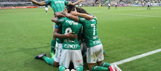 Palmeirenses comemoram gol na arena Palmeirenses comemoram gol na arena