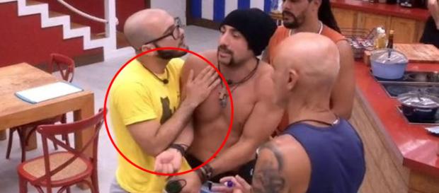 Revoltado, Kaysar partiu para os gritos contra o próprio grupo no BBB18 (Foto: Reprodução) Revoltado, Kaysar partiu para os gritos contra o próprio grupo no BBB18 (Foto: Reprodução)