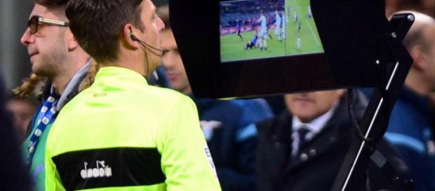 VAR (Video Assistant Referee) crea polémica VAR (Video Assistant Referee) crea polémica