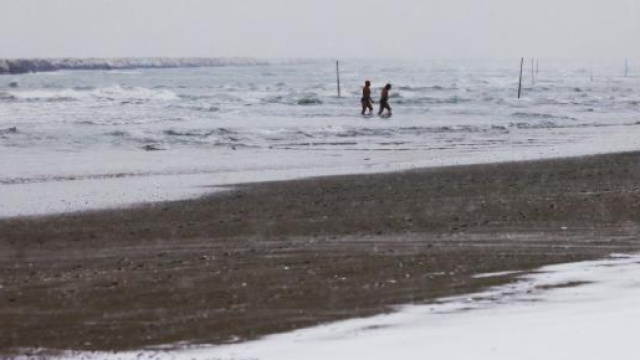 A Pescara un uomo sfida il gelo e la neve per fare un bagno nell'Adriatico