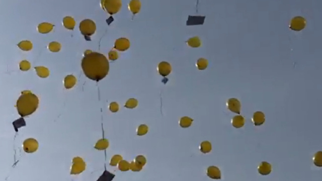 I palloncini lanciati verso il cielo durante la Giornata mondiale contro il cancro infantile