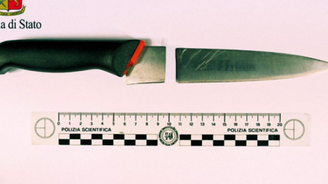 L'uomo avrebbe aggredito i Poliziotti, impugnando un grosso coltello.