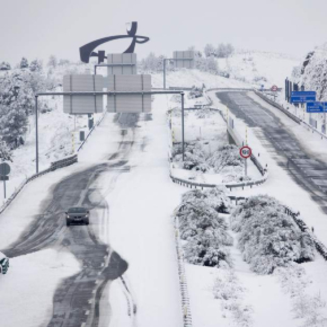 El temporal de frío polar y nieve interrumpe carreteras y trenes