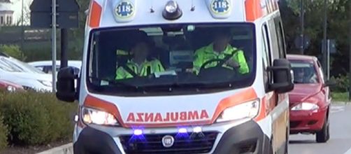 Ambulanza del 118 mentre presta i soccorsi