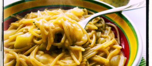 La minestra di patate e spaghetti è molto indicata nei periodi di freddo.