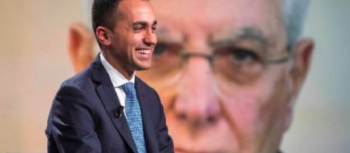 Luigi Di Maio e, sullo sfondo, il presidente Mattarella