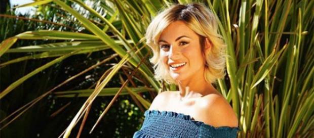 Après avoir annoncé sa séparation avec Kevin, Carla prend une décision radicale, elle déménage ! Après avoir annoncé sa séparation avec Kevin, Carla prend une décision radicale, elle déménage !