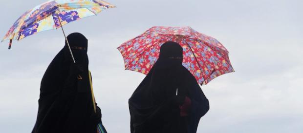 Dos mujeres con el abaya en Arabia Saudita Dos mujeres con el abaya en Arabia Saudita