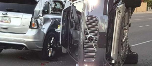 El primer accidente de un auto sin conductor. El primer accidente de un auto sin conductor.