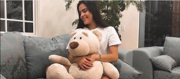 Emilly Araújo agradece presente recebido. Emilly Araújo agradece presente recebido.