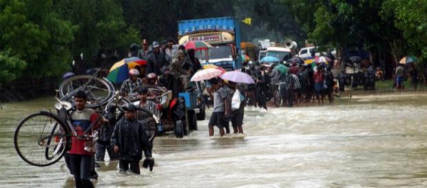 People fleeing from floods in Sri Lanka (Image credit - John Cumper, Wikimedia Commons) People fleeing from floods in Sri Lanka (Image credit - John Cumper, Wikimedia Commons)