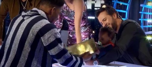 Singing young dad Marcio Donaldson gets his golden 'American Idol' ticket from the judges and his baby son. Screenshot American Idol/YouTube Singing young dad Marcio Donaldson gets his golden 'American Idol' ticket from the judges and his baby son. Screenshot American Idol/YouTube