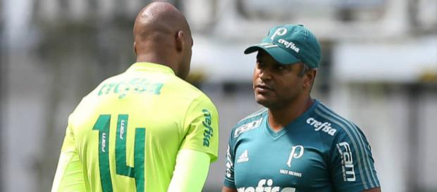 Técnico Roger Machado conversando com o arqueiro suspenso Técnico Roger Machado conversando com o arqueiro suspenso
