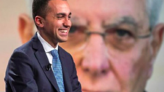 Luigi Di Maio e, sullo sfondo, il presidente Mattarella