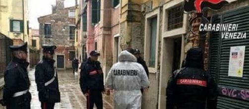 I carabinieri a Venezia sul luogo dove è stato rinvenuto il corpo mummificato di Lelio Baschetti.