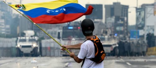 Imagen de un revolucionario venezolano frente a las fuerzas de Maduro