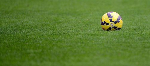 Un pallone da calcio in mezzo al campo