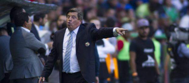 Miguel Herrera y su jugador Bruno Valdez tendrán que pagar su sanción. Miguel Herrera y su jugador Bruno Valdez tendrán que pagar su sanción.