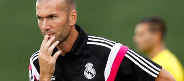 O técnico Zidane analisou o futebol do garoto O técnico Zidane analisou o futebol do garoto
