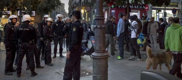 Policías municipales de Madrid en el barrio de Lavapiés donde han vuelto a surgir enfrentamientos con los inmigrantes. (Wikimedia Commons) Policías municipales de Madrid en el barrio de Lavapiés donde han vuelto a surgir enfrentamientos con los inmigrantes. (Wikimedia Commons)