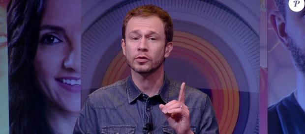 Tiago Leifert faz sinal negativo e público acaba vendo Tiago Leifert faz sinal negativo e público acaba vendo