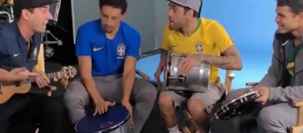 Vidéo : les Brésiliens du PSG chantent et jouent sur les airs de la samba Vidéo : les Brésiliens du PSG chantent et jouent sur les airs de la samba
