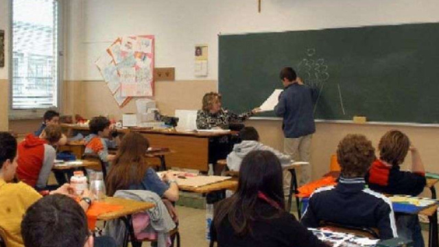 Da' un pugno alla maestra del figlio: denunciato