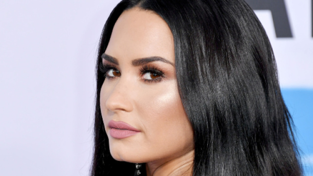 Demi Lovato si apre e rivela di aver pensato spesso al suicidio, sopratutto da bambina. Poi parla delle dipendenze e del suo rapporto col padre.