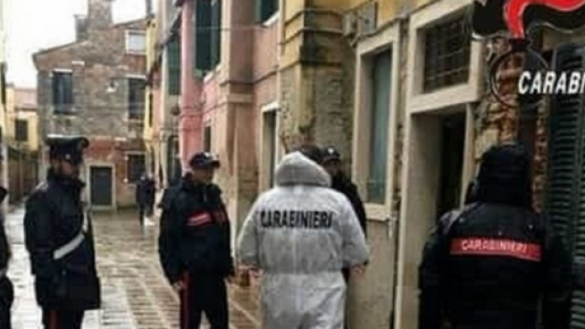 I carabinieri a Venezia sul luogo dove è stato rinvenuto il corpo mummificato di Lelio Baschetti.