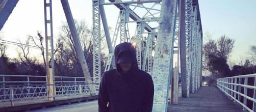 Child Michael Murray returns to 'Tree Hill' bridge. [Image Credit: ChadMurray15/Instagram]