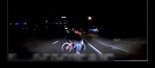 Auto Uber senza conducente travolge e uccide un pedone, il video dell'incidente è stato diffuso dalla polizia dell'Arizona.