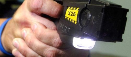 Il Taser sarà data in dotazione a Polizia e Carabinieri di 6 città italiane