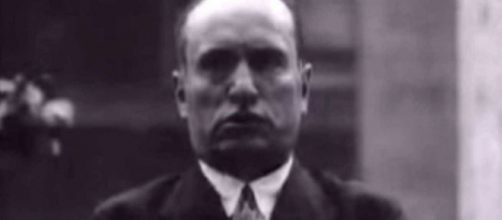Immagine di Benito Mussolini durante il discorso trasmesso dalla Fox nel 1927