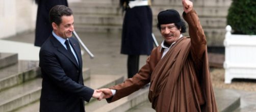 In alto, l'ex presidente francese Sarkozy e l'ex presidente libico Gheddafi