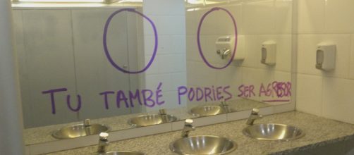 Pintadas acusatorias en el baño de hombres en el Campus de la Ciutadella en la Universidad Pompeu Fabra. (Jove, wikipedia commons)