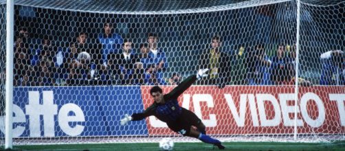 Sergio Goycochea para il rigore di Donadoni in Italia-Argentina, semifinale dei Mondiali del 1990
