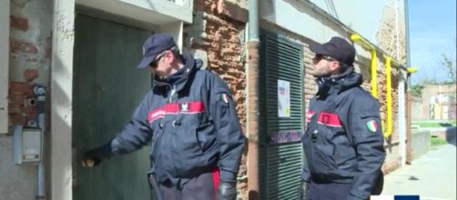 Venezia, i carabinieri davanti la casa di Lelio Baschetti, trovato mummificato.