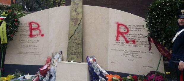 A Roma imbrattata lapide Aldo Moro in via Fani: spunta scritta 'Br ... - dire.it A Roma imbrattata lapide Aldo Moro in via Fani: spunta scritta 'Br ... - dire.it