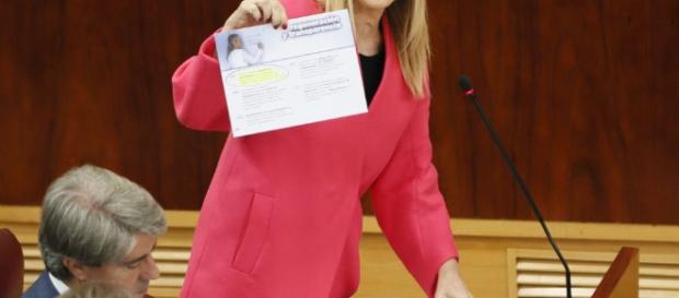 Cristina Cifuentes aporta la documentación que avala la "legalidad Cristina Cifuentes aporta la documentación que avala la "legalidad