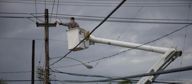 Electric company repairing a power pole in Puerto Rico (Image credit – Andrea Booher, Wikimedia Commons) Electric company repairing a power pole in Puerto Rico (Image credit – Andrea Booher, Wikimedia Commons)