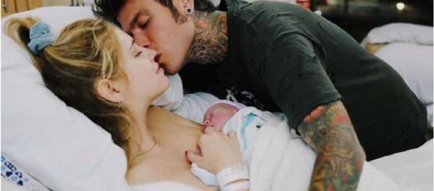 Fedez e Chiara Ferragni insieme al loro piccolo Leone Lucia Fedez e Chiara Ferragni insieme al loro piccolo Leone Lucia