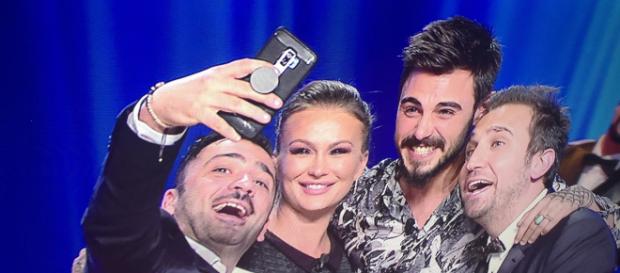 Francesco Monte ed Eva Henger sorridono con Pio e Amedeo Francesco Monte ed Eva Henger sorridono con Pio e Amedeo
