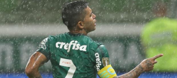 O ponta é o capitão e batedor oficial de pênaltis O ponta é o capitão e batedor oficial de pênaltis
